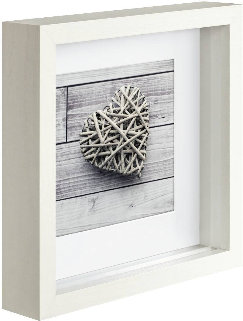 Herz aus geflochtenen Zweigen, gerahmt auf grauem Holz.