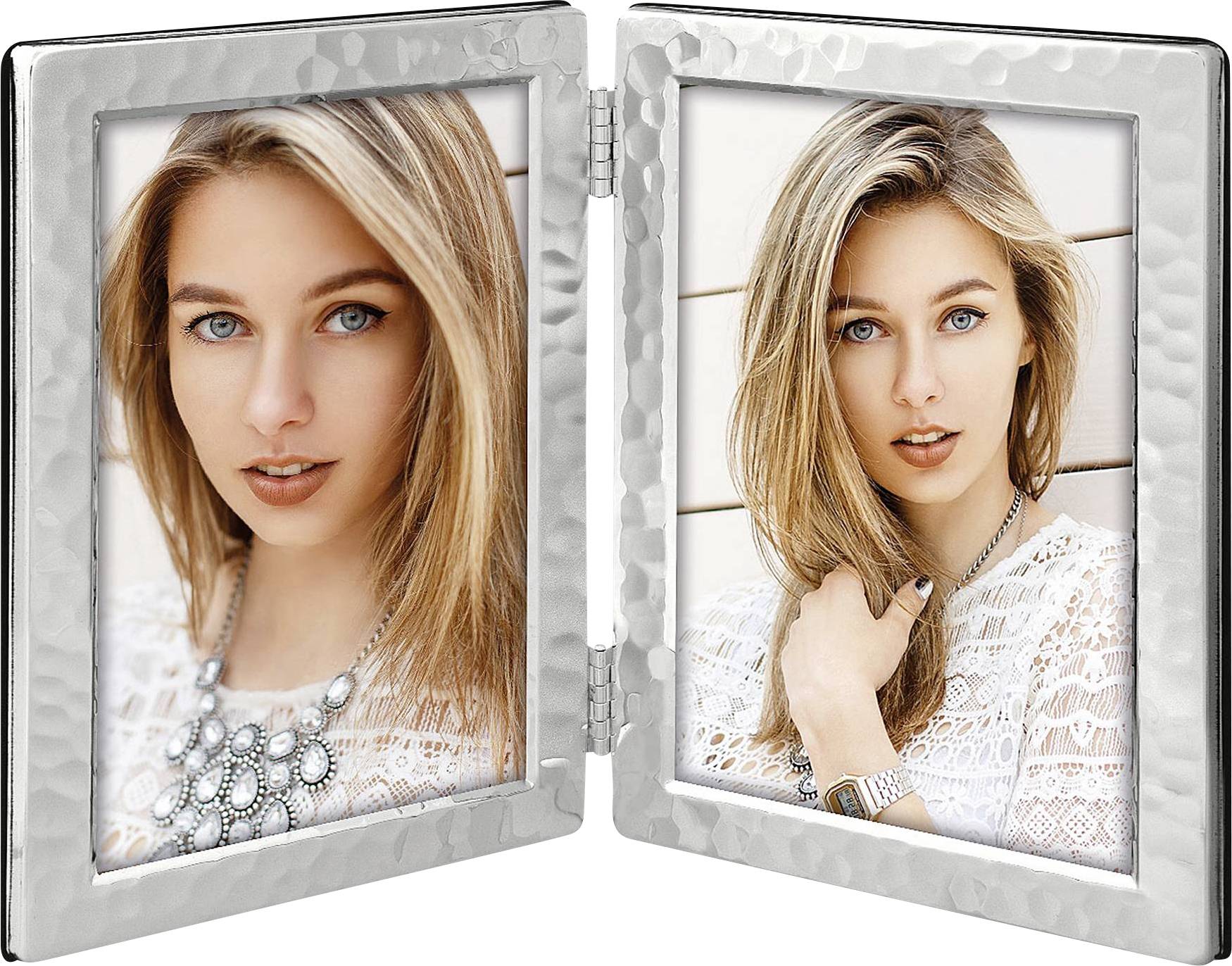 Zwei Porträtfotos einer Frau in einem silbernen Doppelfotorahmen. Sie trägt ein weißes Spitzenoberteil und eine auffällige Halskette.