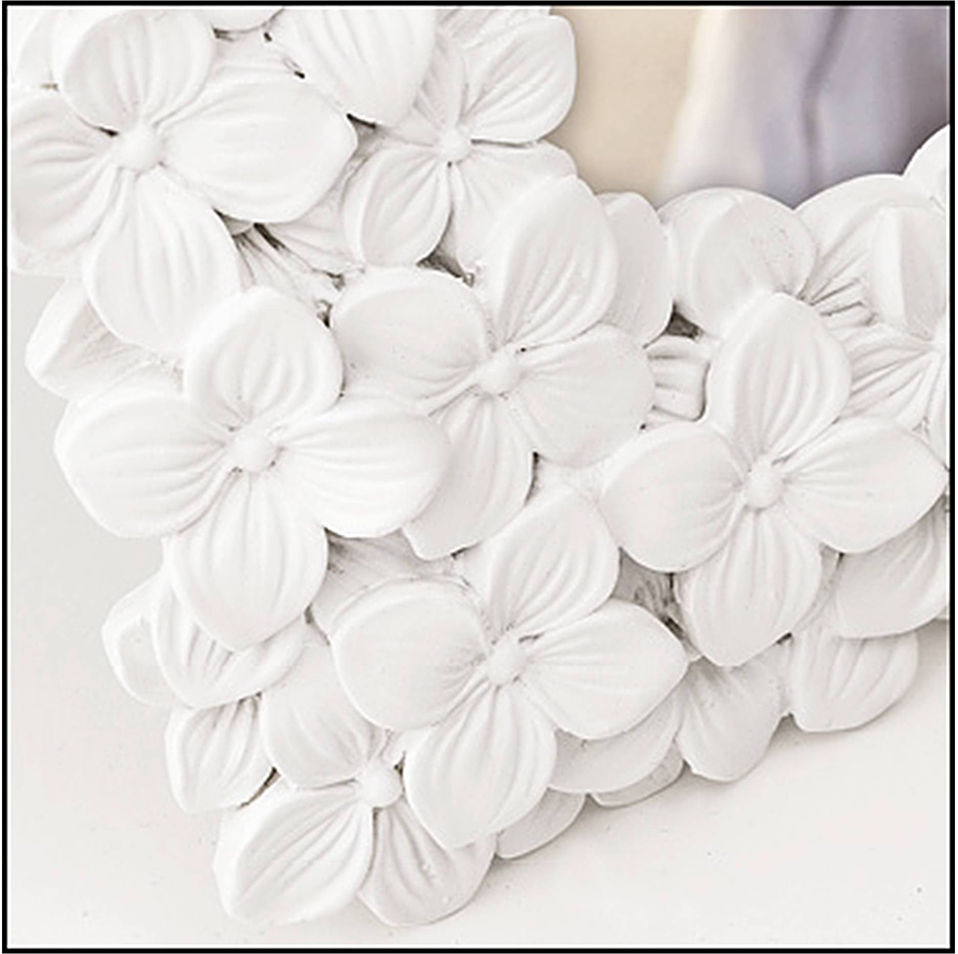 Sechs weiße Blumen in enger Anordnung mit plastischen Blütenblättern; dekoratives Element auf hellgrauem Hintergrund.