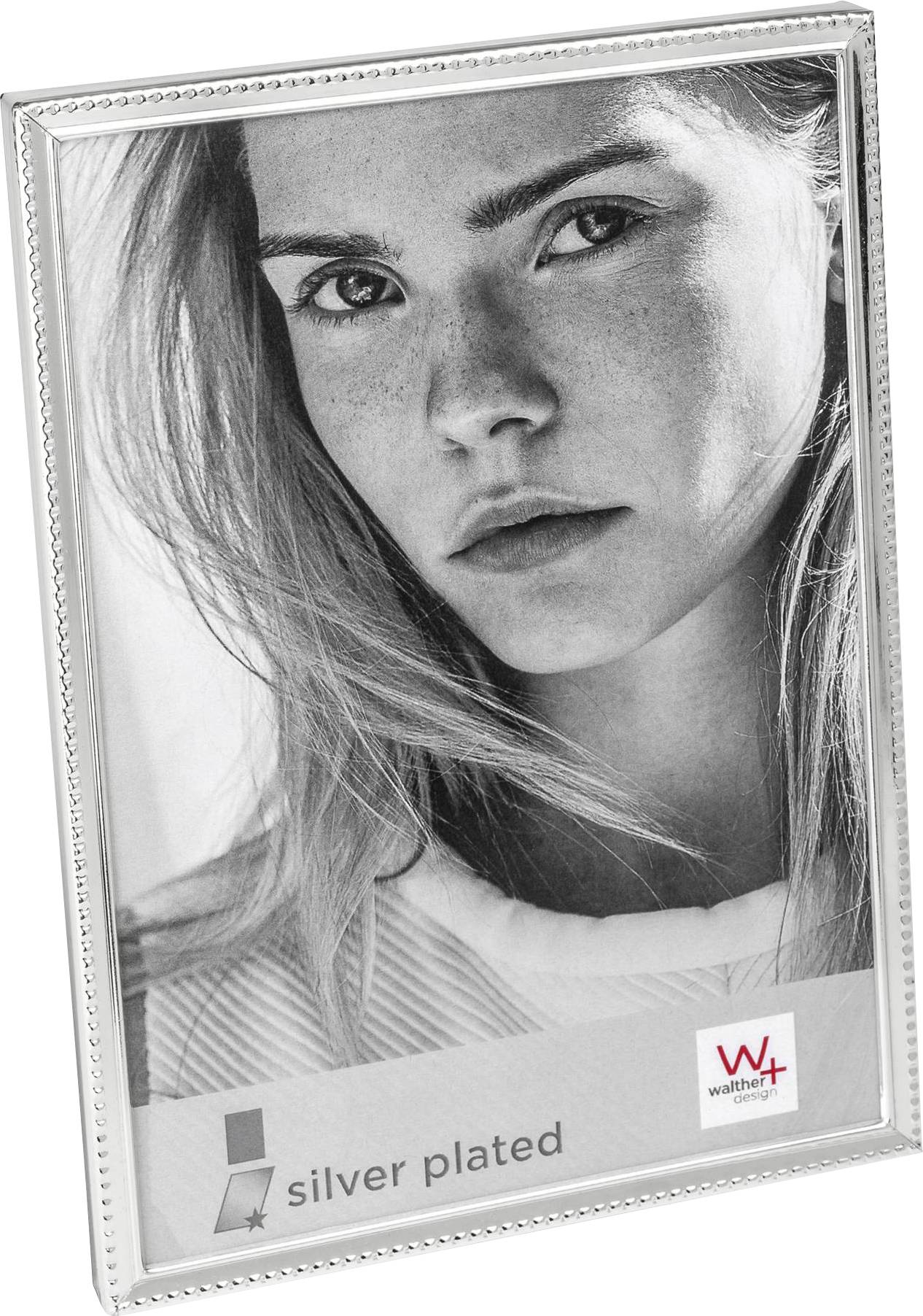 Schwarz-Weiß-Foto einer Frau in einem silberglänzenden Bilderrahmen von Walther Design.
