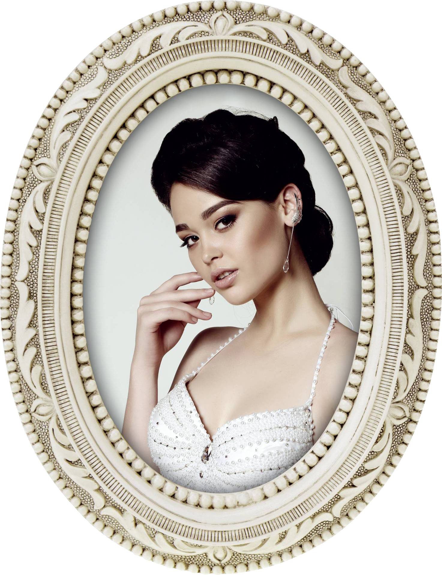 Eine Frau in einem weißen Kleid posiert in einem dekorativen, ovalen Rahmen.
