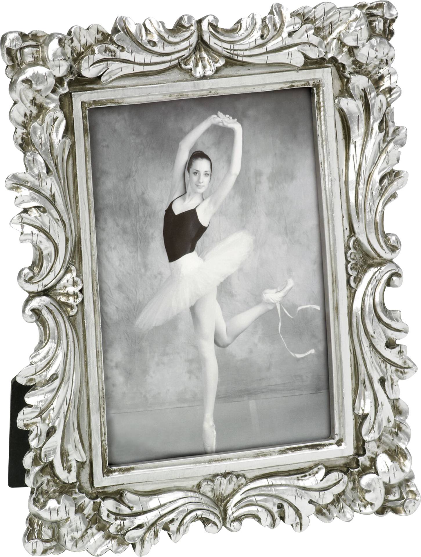 In einem kunstvoll verzierten Rahmen zeigt das Schwarz-Weiß-Foto eine Balletttänzerin in Spitzenschuhen und klassischer Pose.