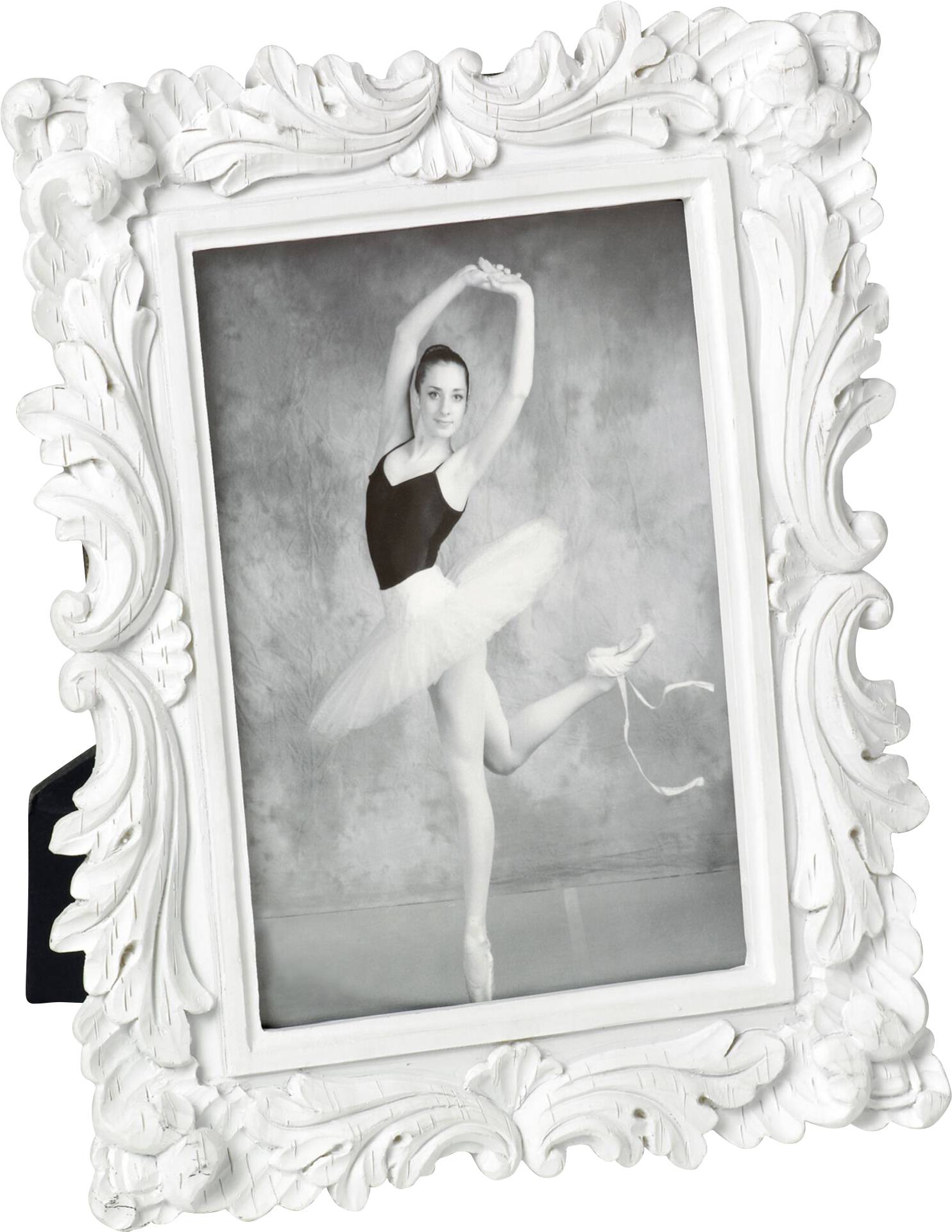 Ein schwarz-weiß Foto von einer Balletttänzerin in einem verschnörkelten weißen Rahmen. Sie trägt ein Tutu und posiert auf einem Bein.