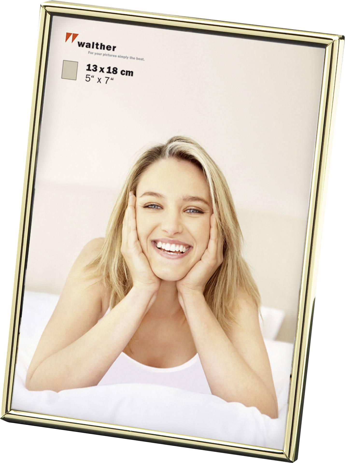 Eine lächelnde Frau liegt auf dem Bett, stützt den Kopf auf die Hände. Rechts daneben ist ein Rahmen mit der Größe 13 x 18 cm.