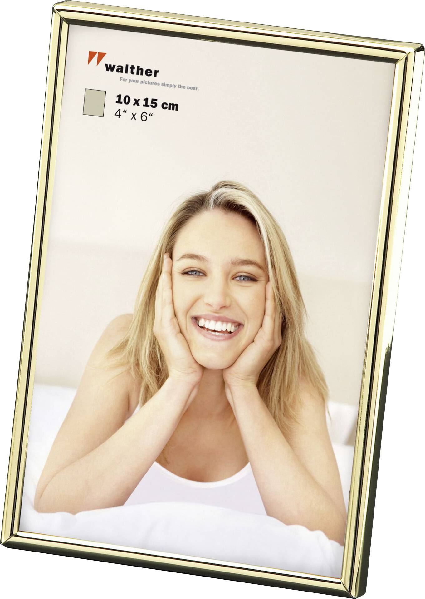 Eine Frau lächelt in die Kamera, ihr Gesicht in den Händen. Das Bild dient als Musterfoto in einem goldenen Bilderrahmen.