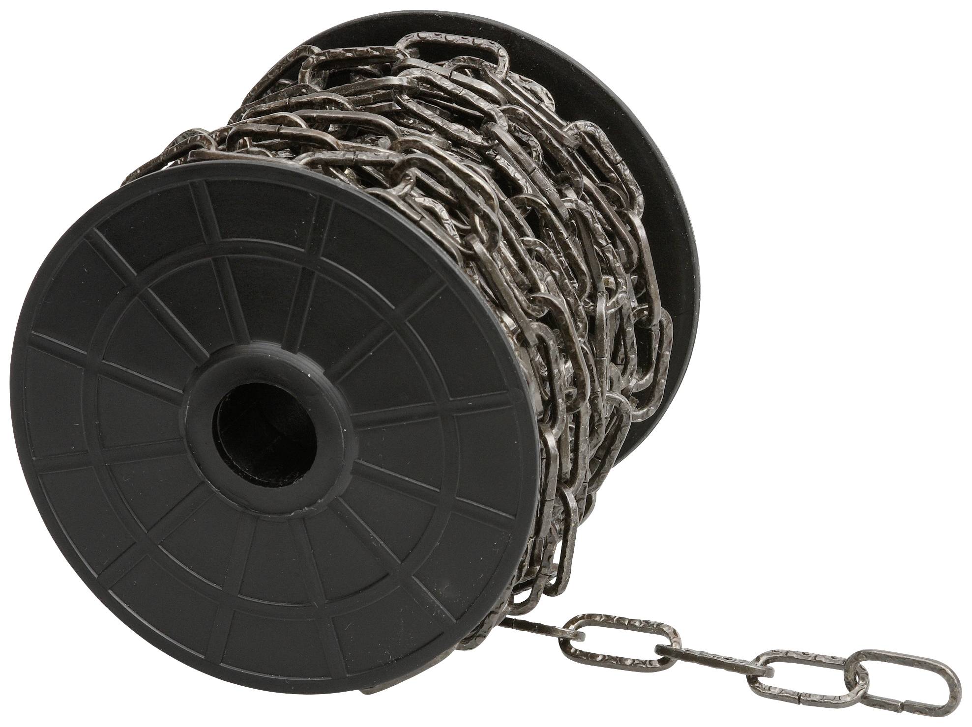 Schwarze Spule mit aufgewickelter Metallkette. Einige Glieder hängen lose herab.