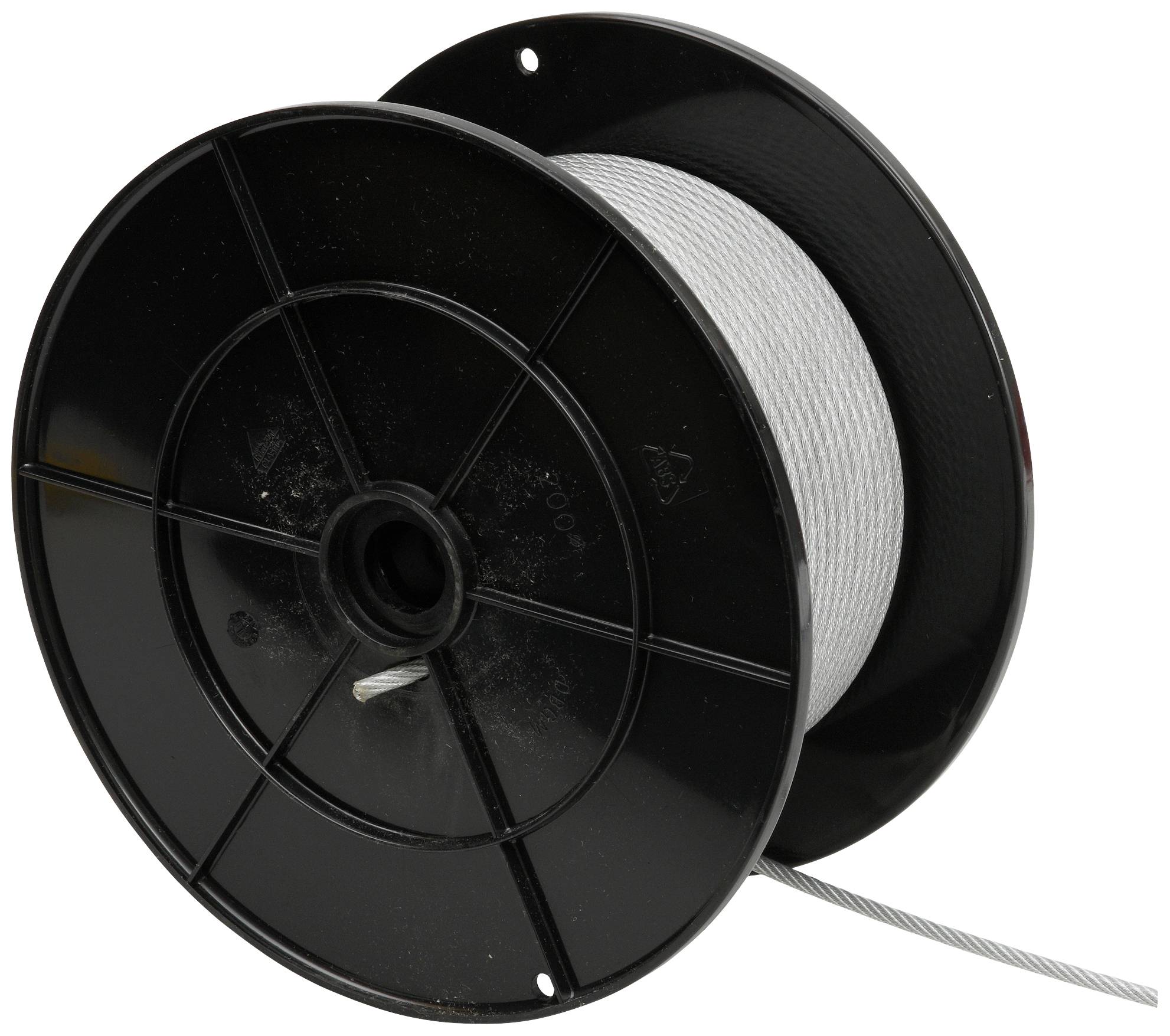 Eine große schwarze Kabeltrommel mit aufgewickeltem silbernem Draht oder Kabel, dargestellt auf einem weißen Hintergrund.