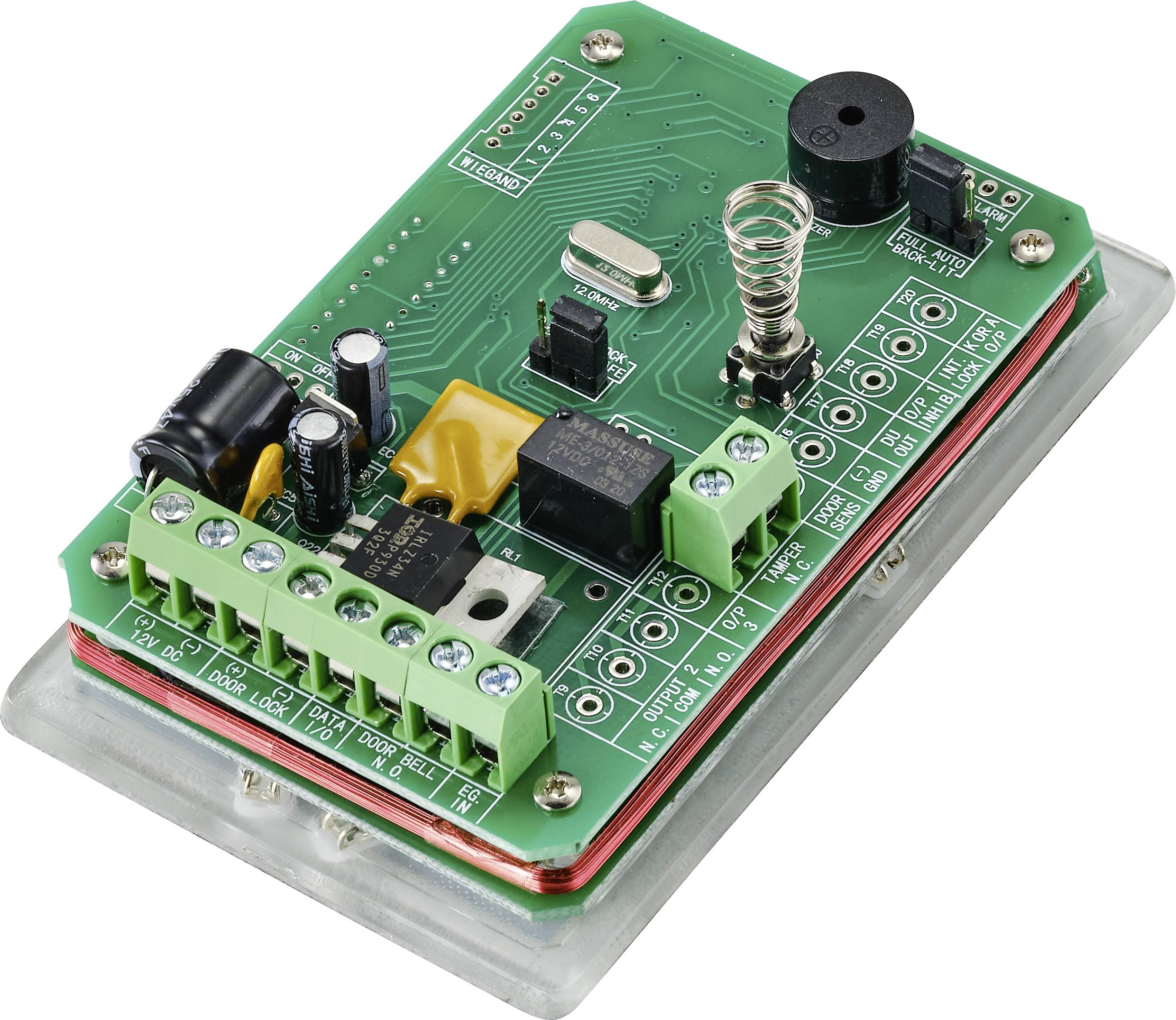 Eine grüne Leiterplatte mit verschiedenen elektronischen Komponenten wie Kondensatoren, Spulen und mehreren Anschlussklemmen.