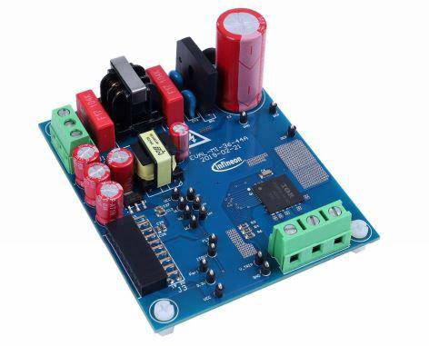 Eine blaue elektronische Schaltplatte mit verschiedenen Bauteilen wie Kondensatoren, Widerständen und einem Chip.