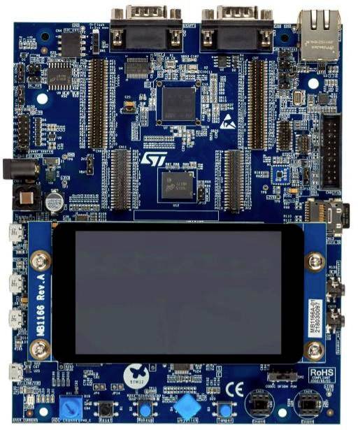 Ein blaues Mikrocontroller-Entwicklungsboard mit mehreren Anschlüssen, Chips und einem LCD-Bildschirm in der Mitte.