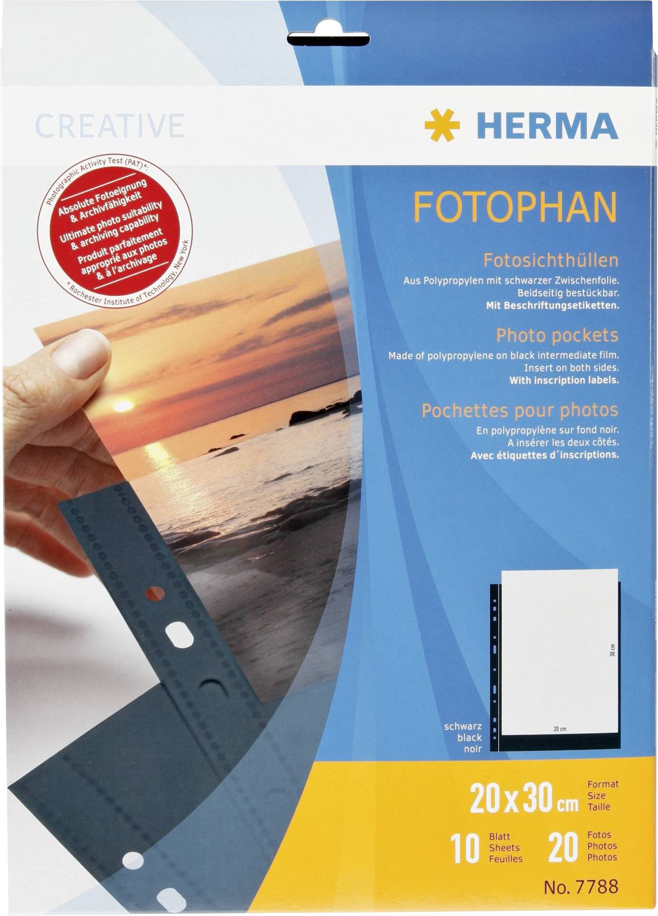 HERMA Fototaschen-Verpackung. Enthält 10 Hüllen für 20 Fotos, Format 20x30 cm. Abbildung: Person hält Filmstreifen vor Sonnenuntergang.