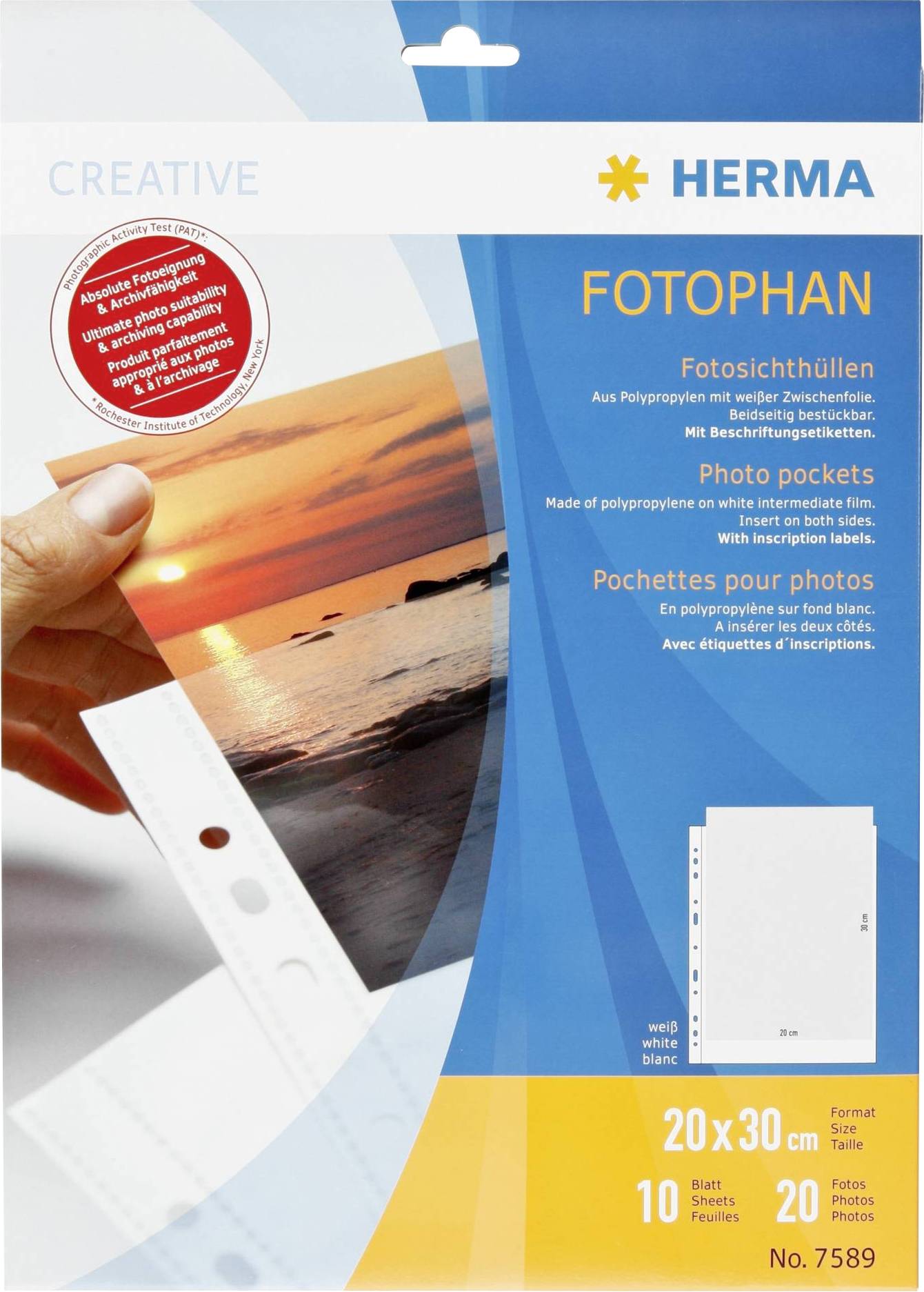 Eine Hand hält eine Herma Fotophan Hülle, geeignet für Fotos im Format 20x30 cm, 10 Blatt, mit Sonnenuntergang im Hintergrund.