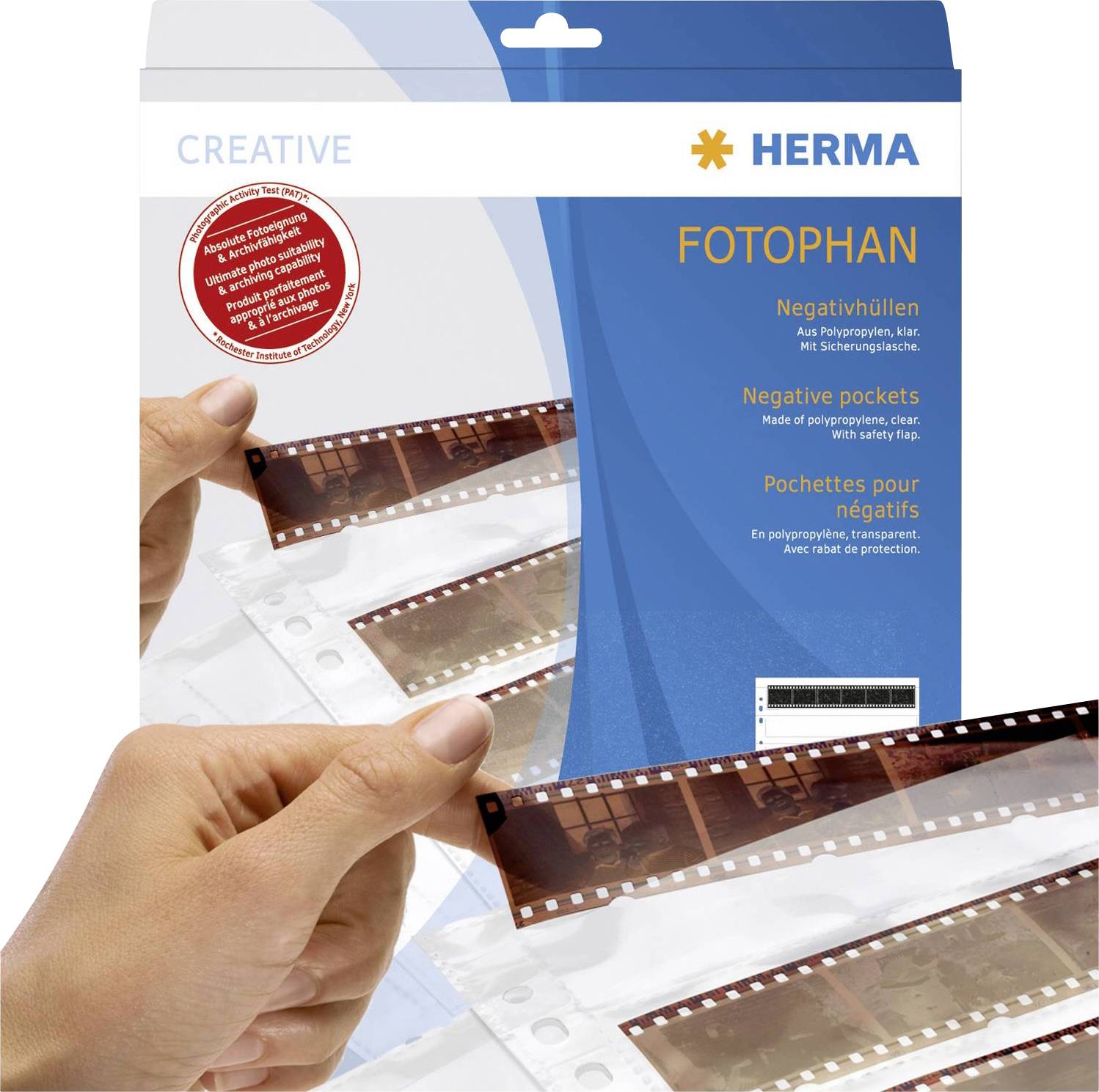 Fotopackung mit der Aufschrift FOTOPHAN, enthält Negativhüllen für Filme. Hände halten einen Filmstreifen vor der Packung.