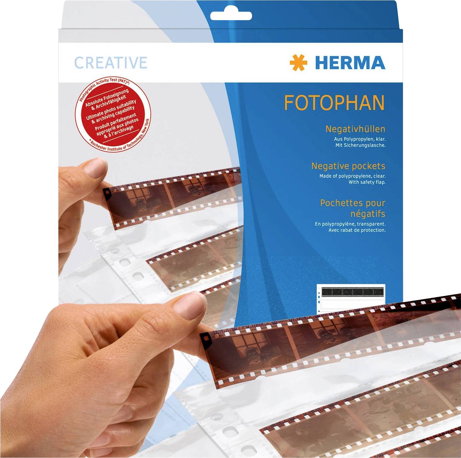 Eine Person hält einen Fotofilmstreifen vor einer Verpackung von HERMA FOTOPHAN Negativhüllen.