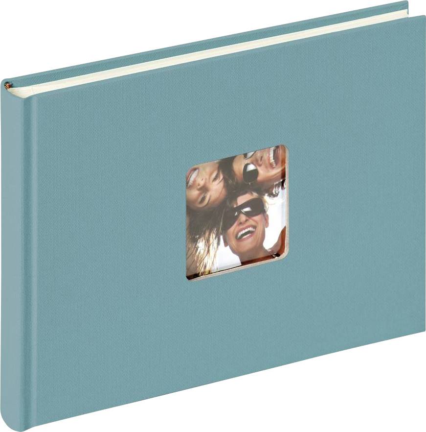 Ein blauer Fotoalbum-Einband mit einem quadratischen Ausschnitt, der das lachende Gesicht mehrerer Personen zeigt.