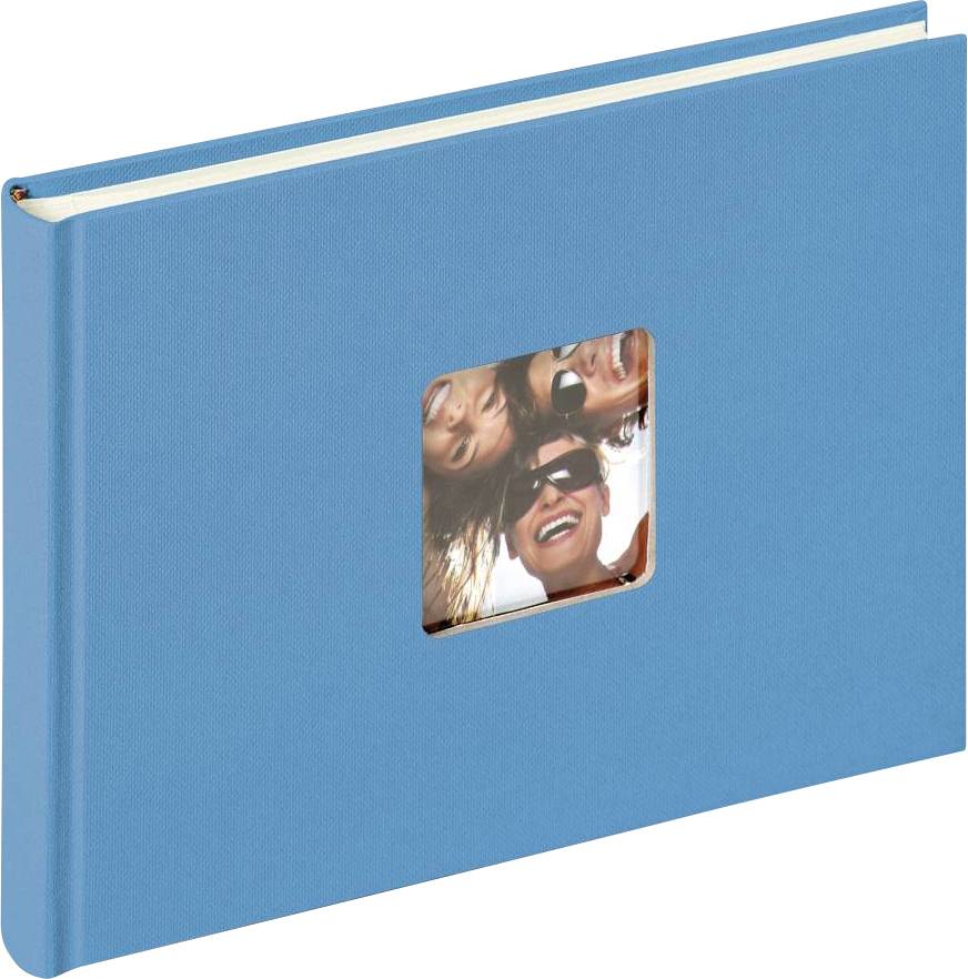 Ein blaues Fotoalbum mit einem quadratischen Ausschnitt auf dem Cover zeigt das fröhliche Gesicht von drei Menschen, die nach oben schauen.