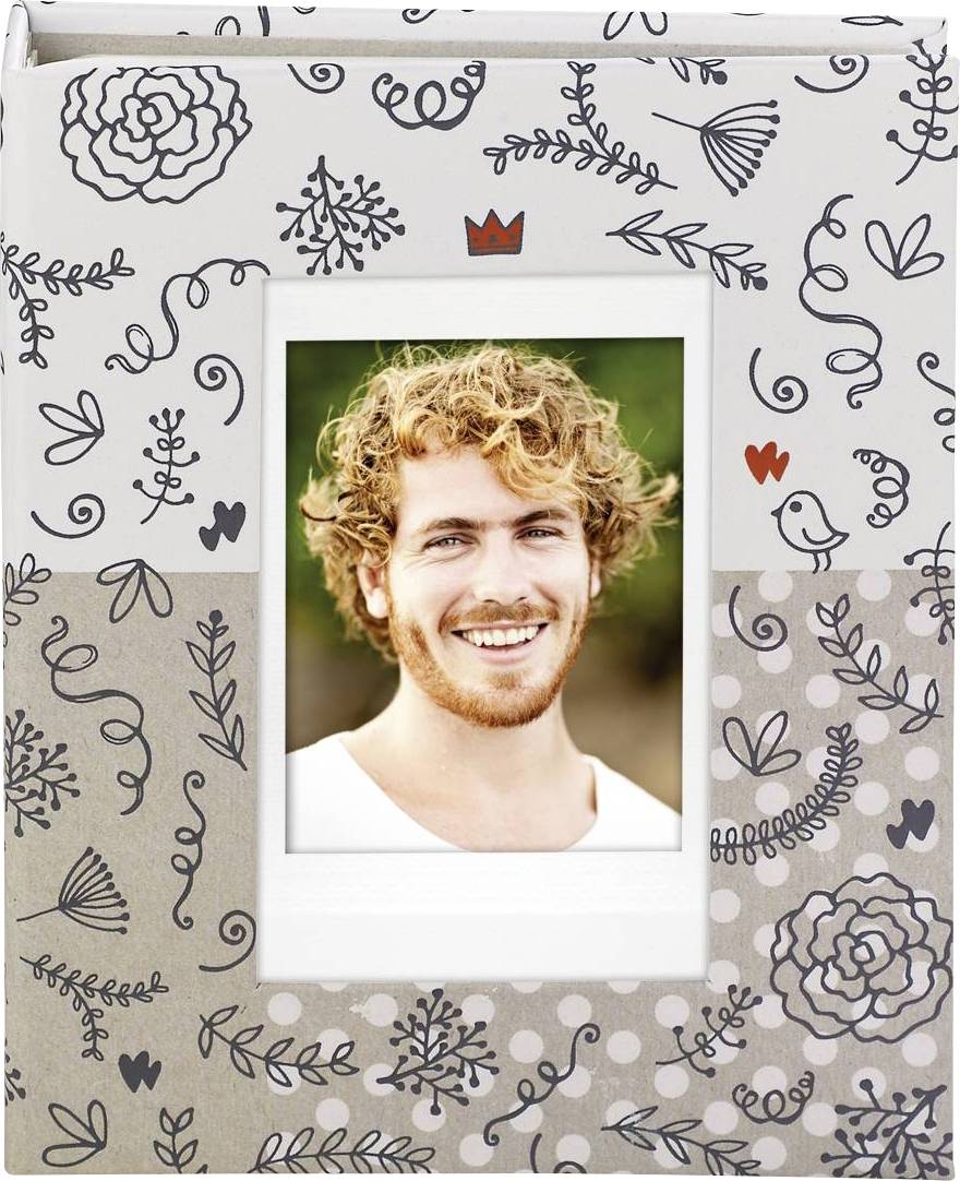 Ein lächelnder Mann mit lockigem Haar in einem verzierten Fotoalbum, umgeben von floralen und grafischen Mustern.