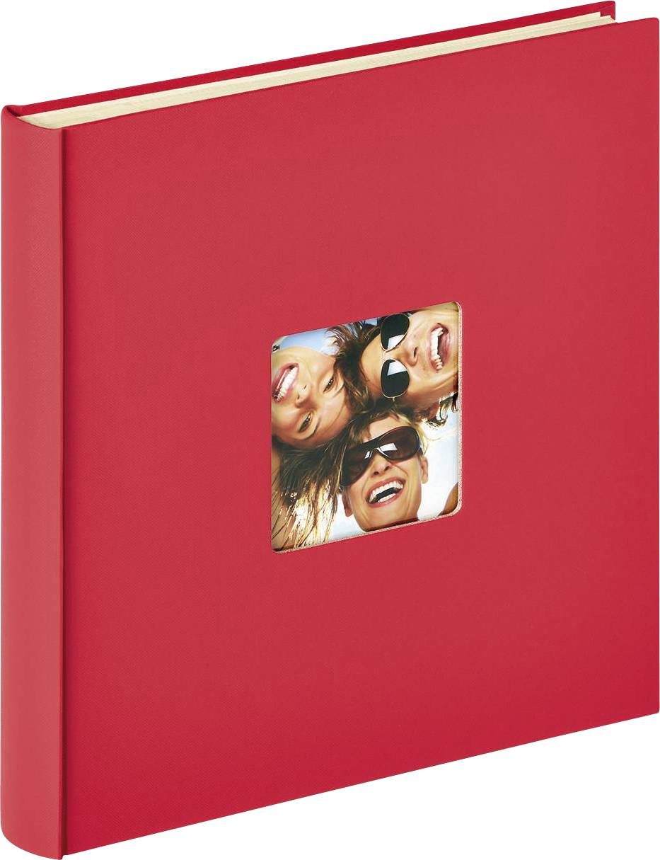 Rotes Fotoalbum mit quadratischem Ausschnitt, der ein fröhliches Gruppenfoto von drei lachenden Personen mit Sonnenbrillen zeigt.
