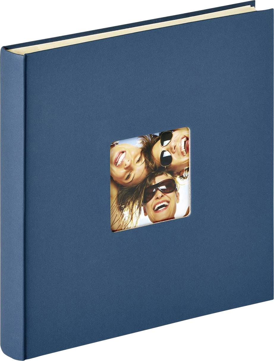 Ein blaues Fotoalbum mit quadratischem Fensterausschnitt auf dem Cover, zeigt drei Personen, die lächelnd in die Kamera schauen.