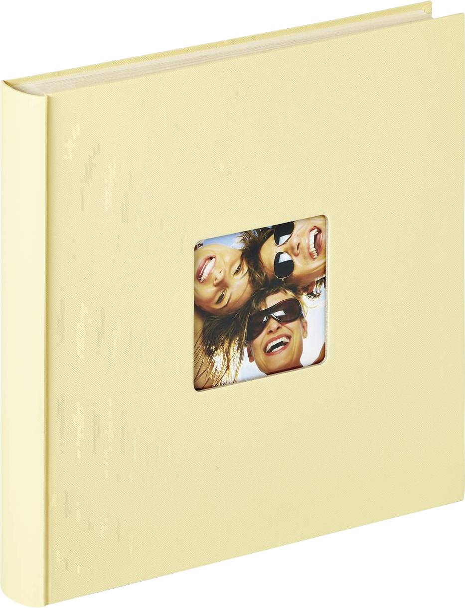 Ein gelbes Fotoalbum mit einem kleinen Ausschnitt auf dem Cover, der das lachende Gesicht von drei Personen mit Sonnenbrillen zeigt.