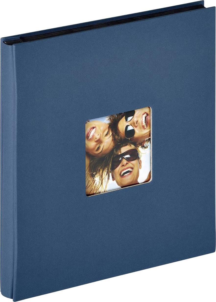 Blaues Fotoalbum mit einem quadratischen Fenster auf dem Cover, das ein lächelndes Gruppenfoto von drei Personen mit Sonnenbrillen zeigt.