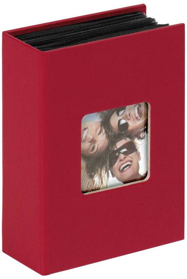 Rotes Fotoalbum mit einem quadratischen Fenster, das fröhliche Menschen mit Sonnenbrillen zeigt.