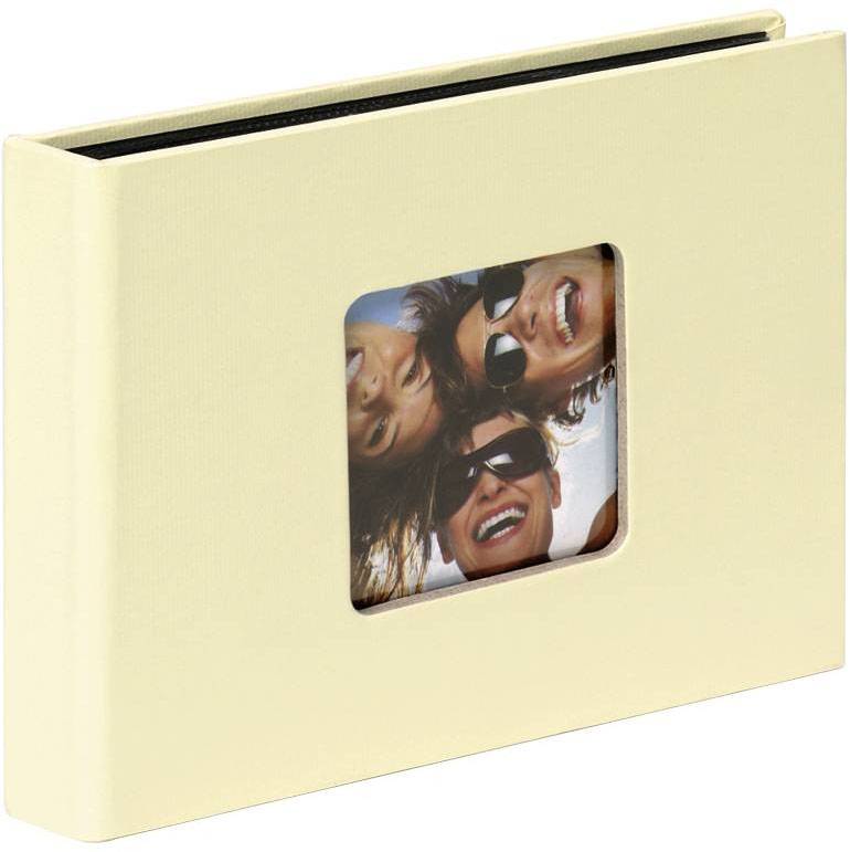Ein cremefarbenes Fotoalbum mit einem quadratischen Fenster auf dem Einband, das ein lachendes Trio mit Sonnenbrillen zeigt.