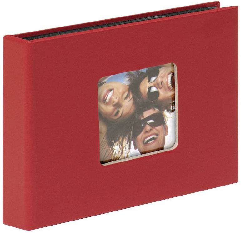 Rotes Fotoalbum mit einem quadratischen Fotoausschnitt in der Mitte, der vier lachende Personen mit Sonnenbrillen zeigt.