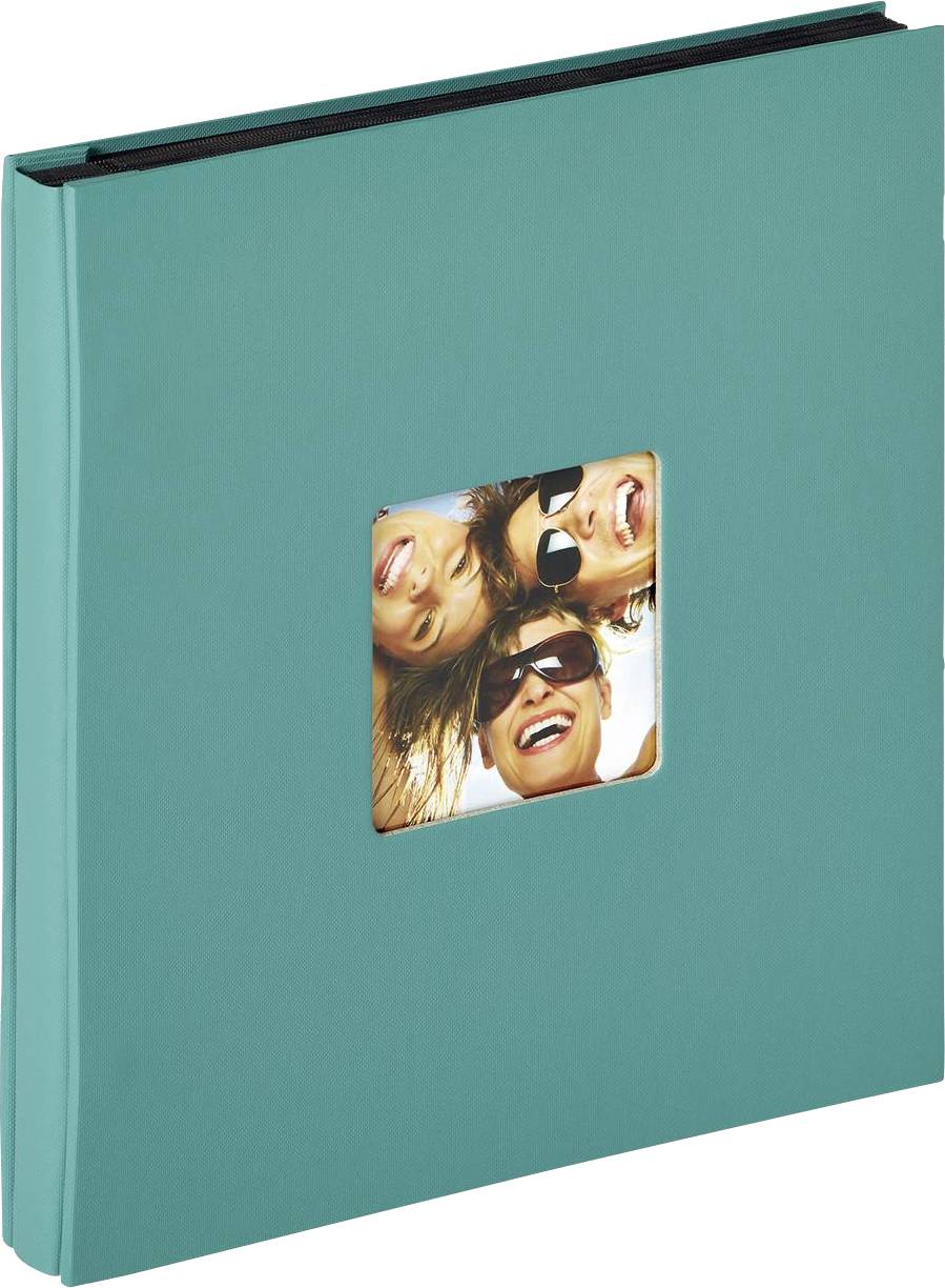 Türkises Fotoalbum mit einem quadratischen Fenster in der Mitte. Drei lachende Personen mit Sonnenbrillen schauen in die Kamera.