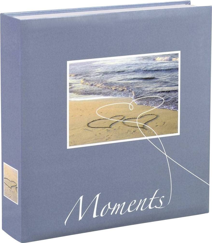 Blaues Fotoalbum mit der Aufschrift 'Moments' auf dem Cover. Zeigt ein Foto von Sand und Meer mit einem gezeichneten Herz im Sand.