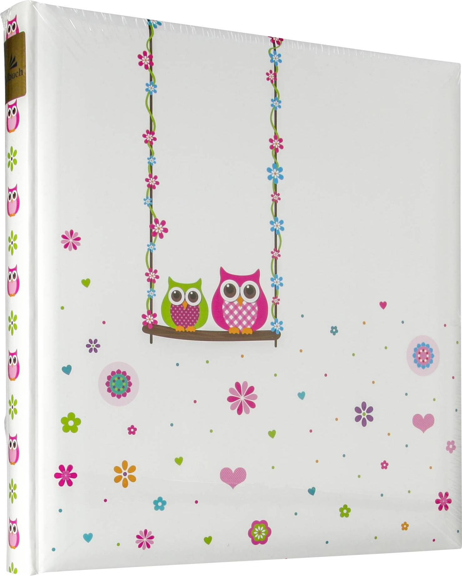 Zwei bunte Eulen sitzen auf einer blumengeschmückten Schaukel vor einem weißen Hintergrund, umgeben von Blumen- und Herzmustern.
