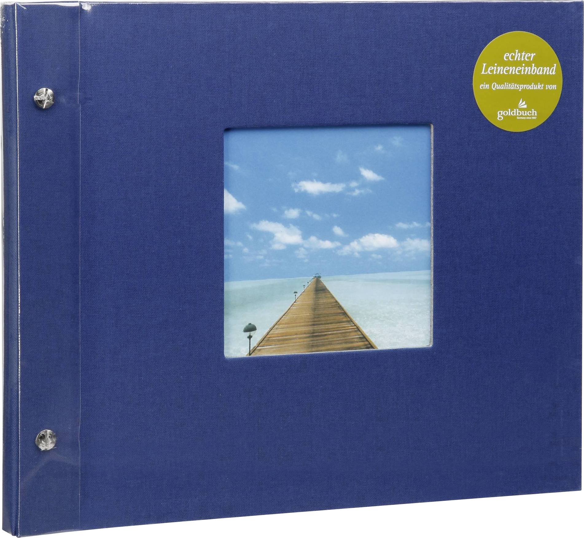 Ein dunkelblaues Fotoalbum mit Leinenbezug und einem quadratischen Fenster zeigt ein Foto eines Stegs, der in das Meer führt.