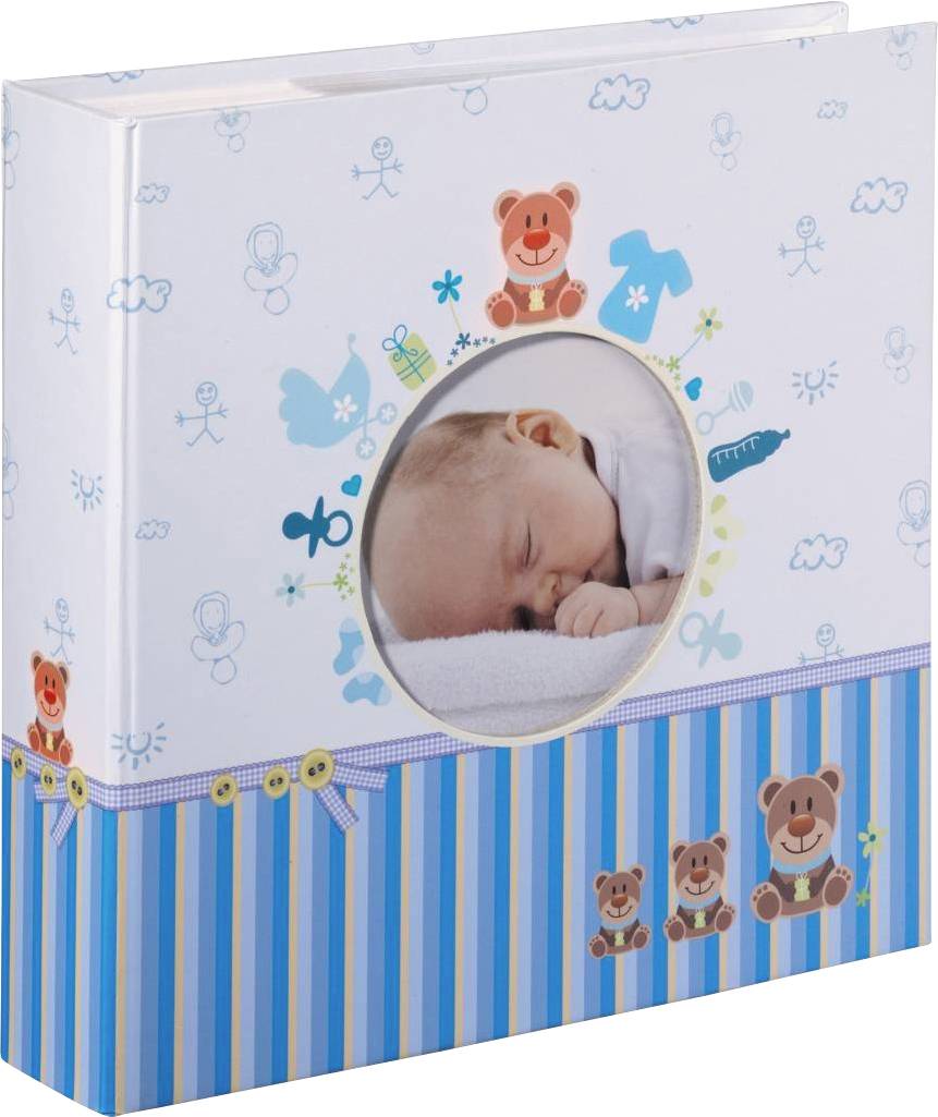 Ein Baby schläft auf einem weichen Untergrund, umrahmt von einem Fotoalbum mit kindlichen Motiven wie Bären und Spielzeug in Blau- und Brauntönen.