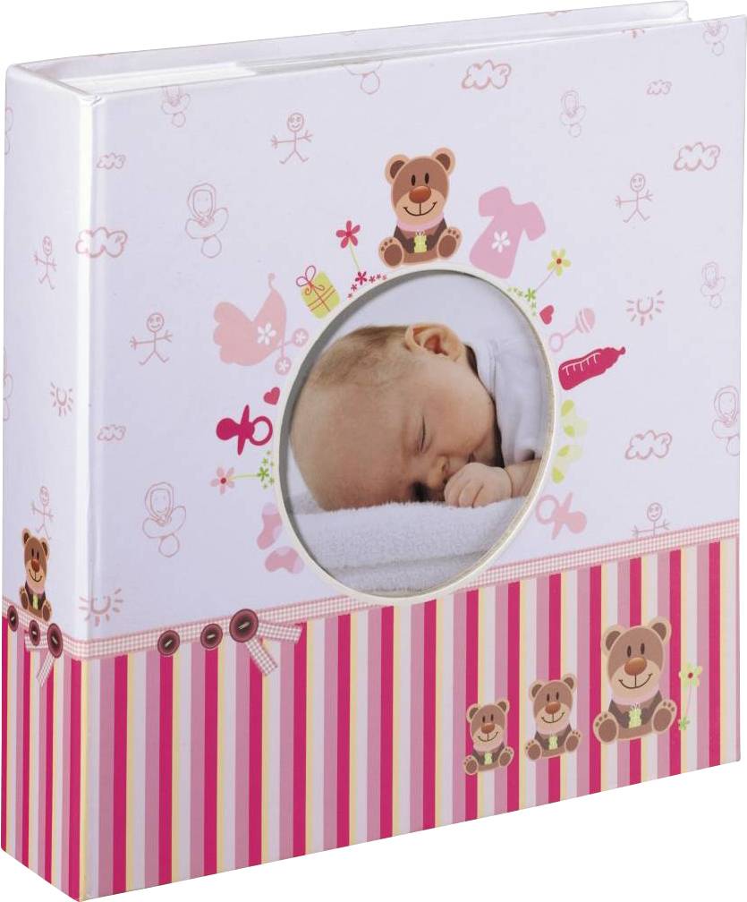 Ein Baby schläft friedlich auf weißem Untergrund, umgeben von einem rosafarbenen Hintergrund mit Bärchen- und Spielzeugmotiven.