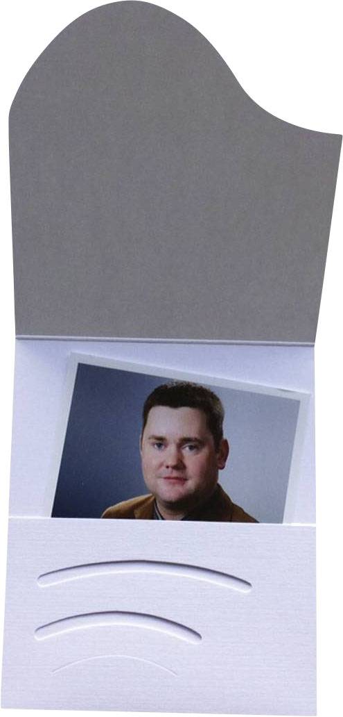 Ein Mann in einem Anzug ist auf einem Foto zu sehen, das in einer halbgeöffneten, grauen und weißen Karte steckt.