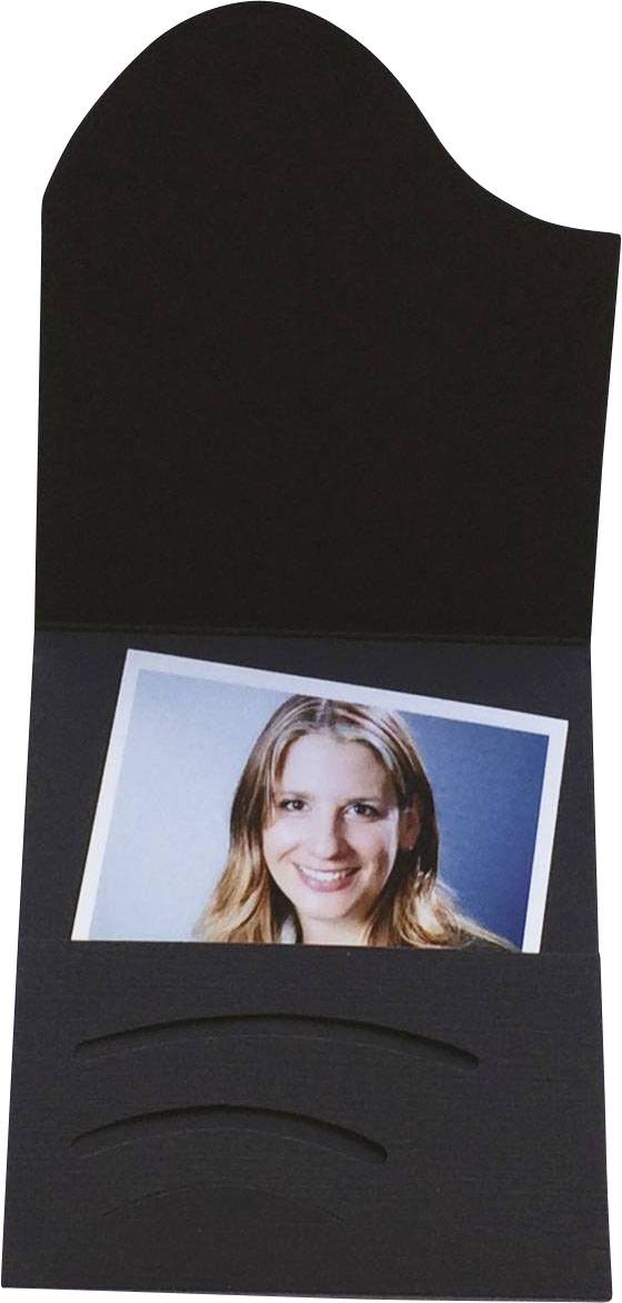 Portraitfoto einer lächelnden Frau mit langem, blonden Haar in einem schwarzen Folder mit abgerundeter Klappe.