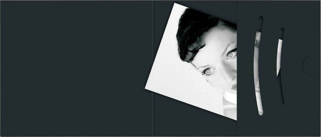 Ein Schwarzweißfoto zeigt das Gesicht einer Person, zur Hälfte sichtbar, auf einem dunklen Hintergrund. Daneben liegen zwei Rasiermesser.