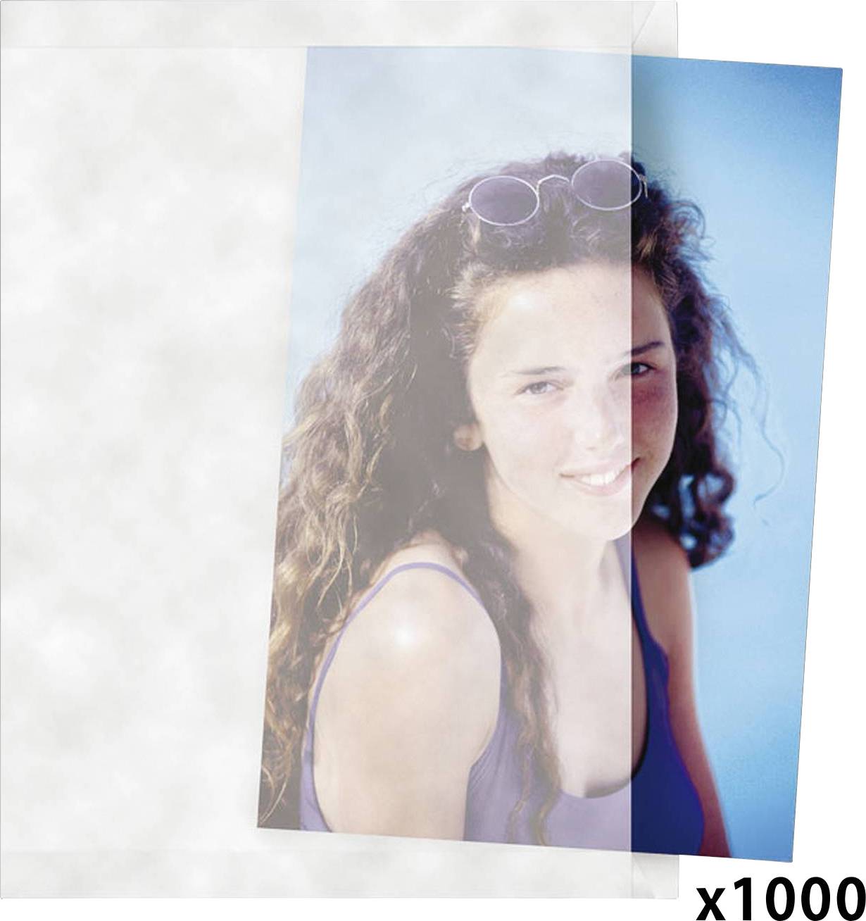 Frau mit lockigem Haar und Sonnenbrille sitzt, blaues Top. Foto leicht schräg, daneben transparenter Bereich mit 'x1000'.