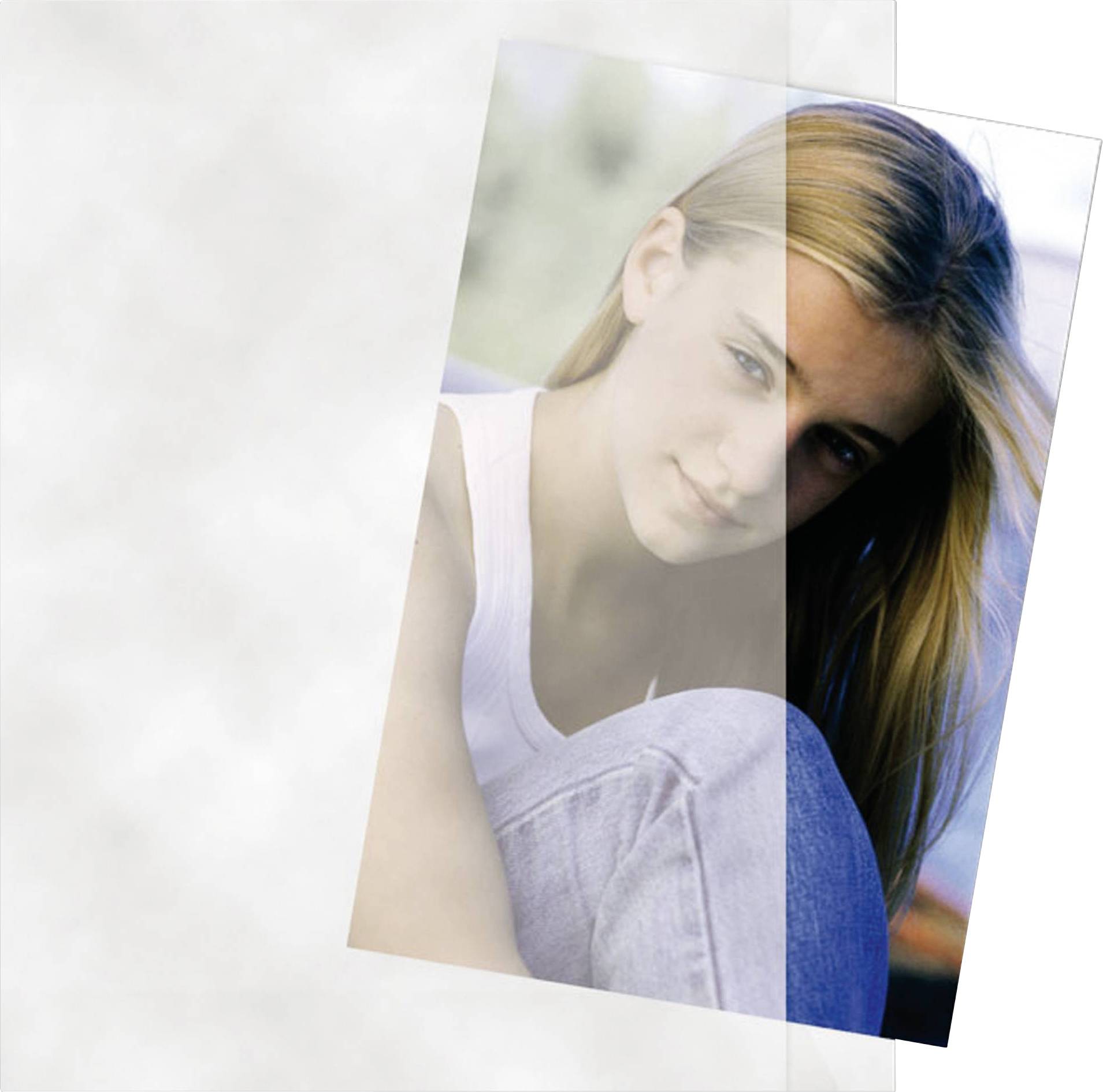 Eine Person mit langen Haaren und einem weißen Tanktop blickt in die Kamera. Die Atmosphäre ist entspannt und ruhig.