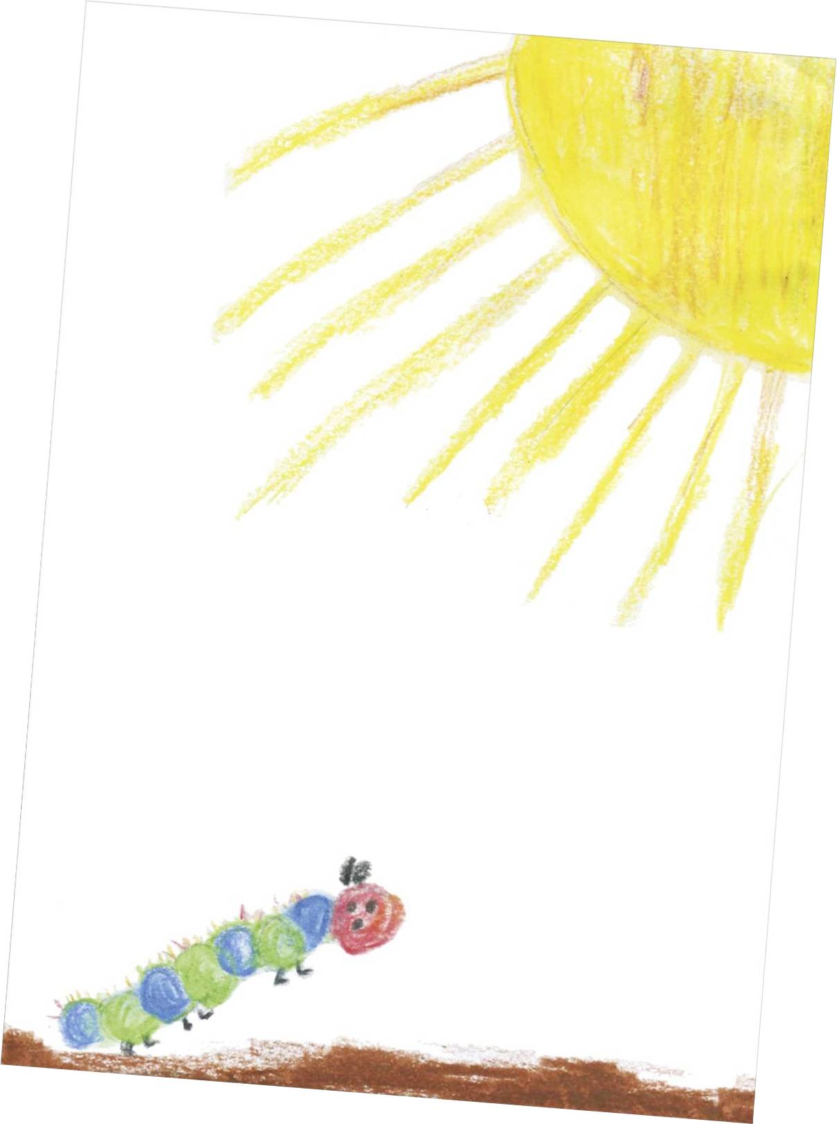 Eine gezeichnete Raupe mit bunten Segmenten krabbelt über den Boden. Oben rechts scheint eine strahlende Sonne.