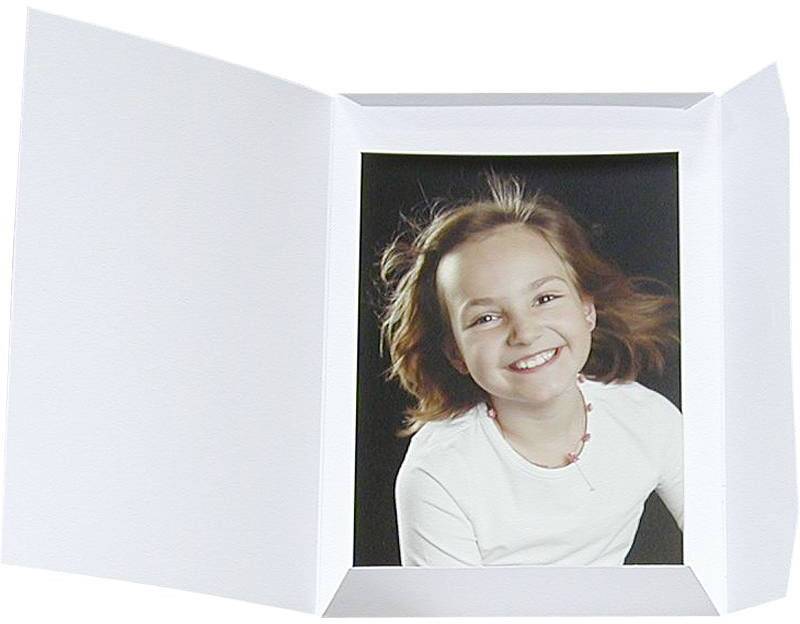 Kind lächelnd in Bilderrahmen, weißes Hemd, brauner Hintergrund.