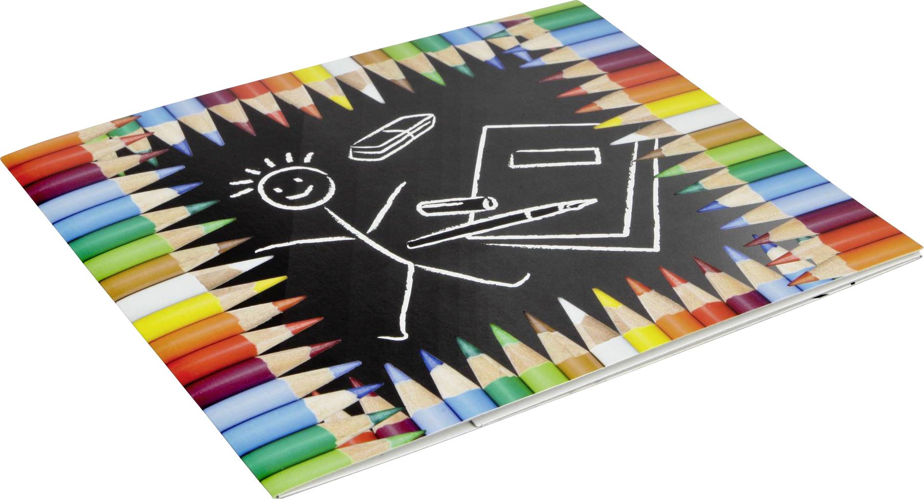 Buntstifte umrahmen eine Tafelzeichnung eines lächelnden Strichmännchens mit einem Stift und einem Block, symbolisiert Kreativität.