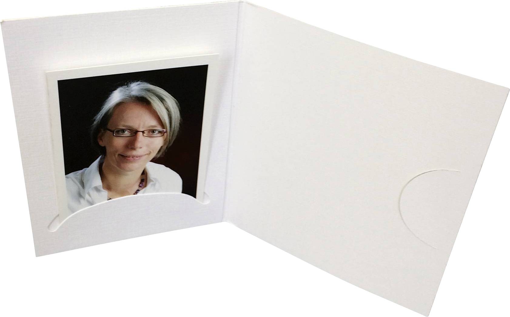 Eine aufgeschlagene Karte zeigt ein Foto einer Person mit Brille und kurzem Haar. Die Karte hat eine einfache weiße Gestaltung.