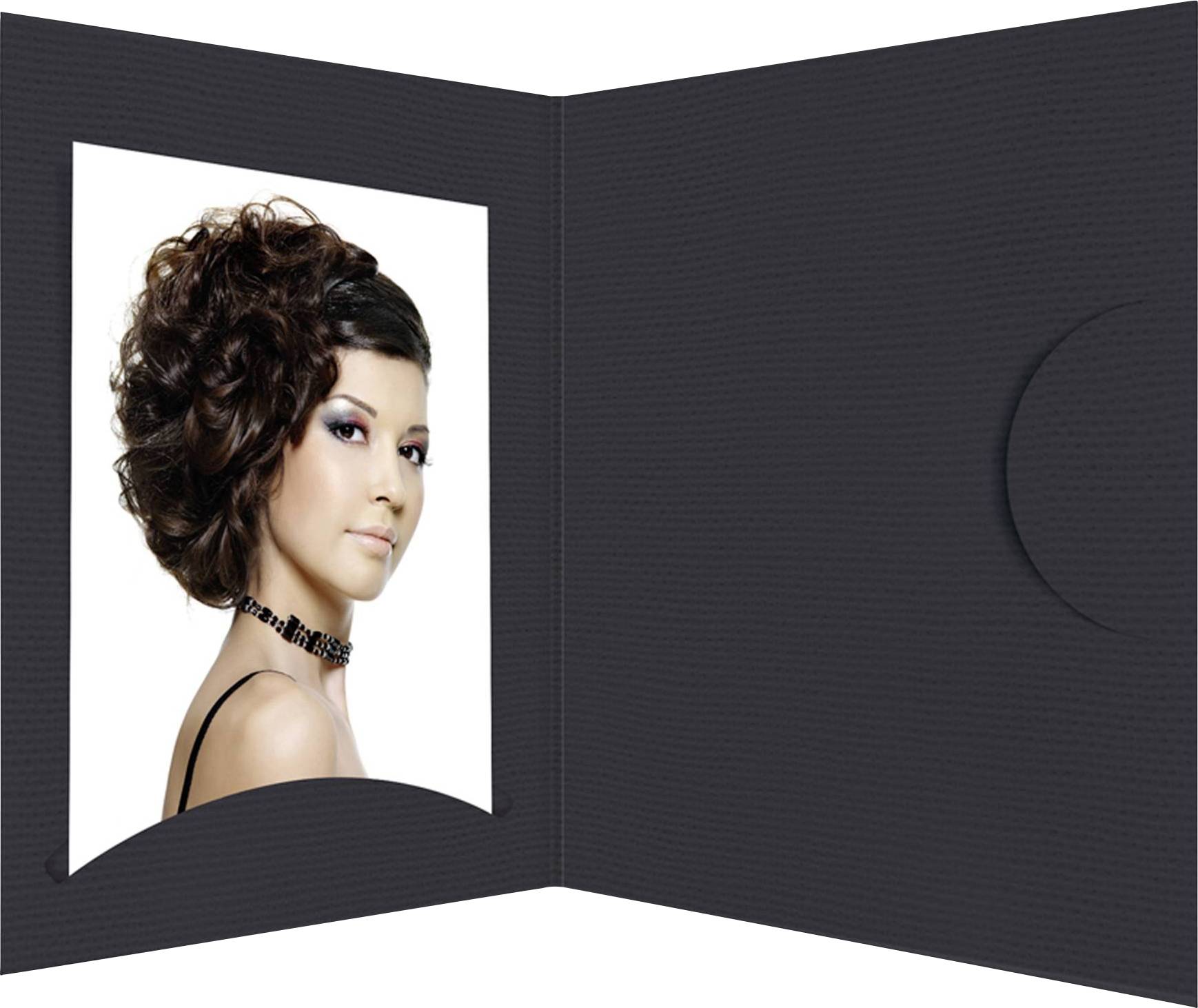 Eine Frau mit Locken und einem schwarzen Halsband schaut über die Schulter. Sie ist umrahmt von einer schwarzen Kartengestaltung.