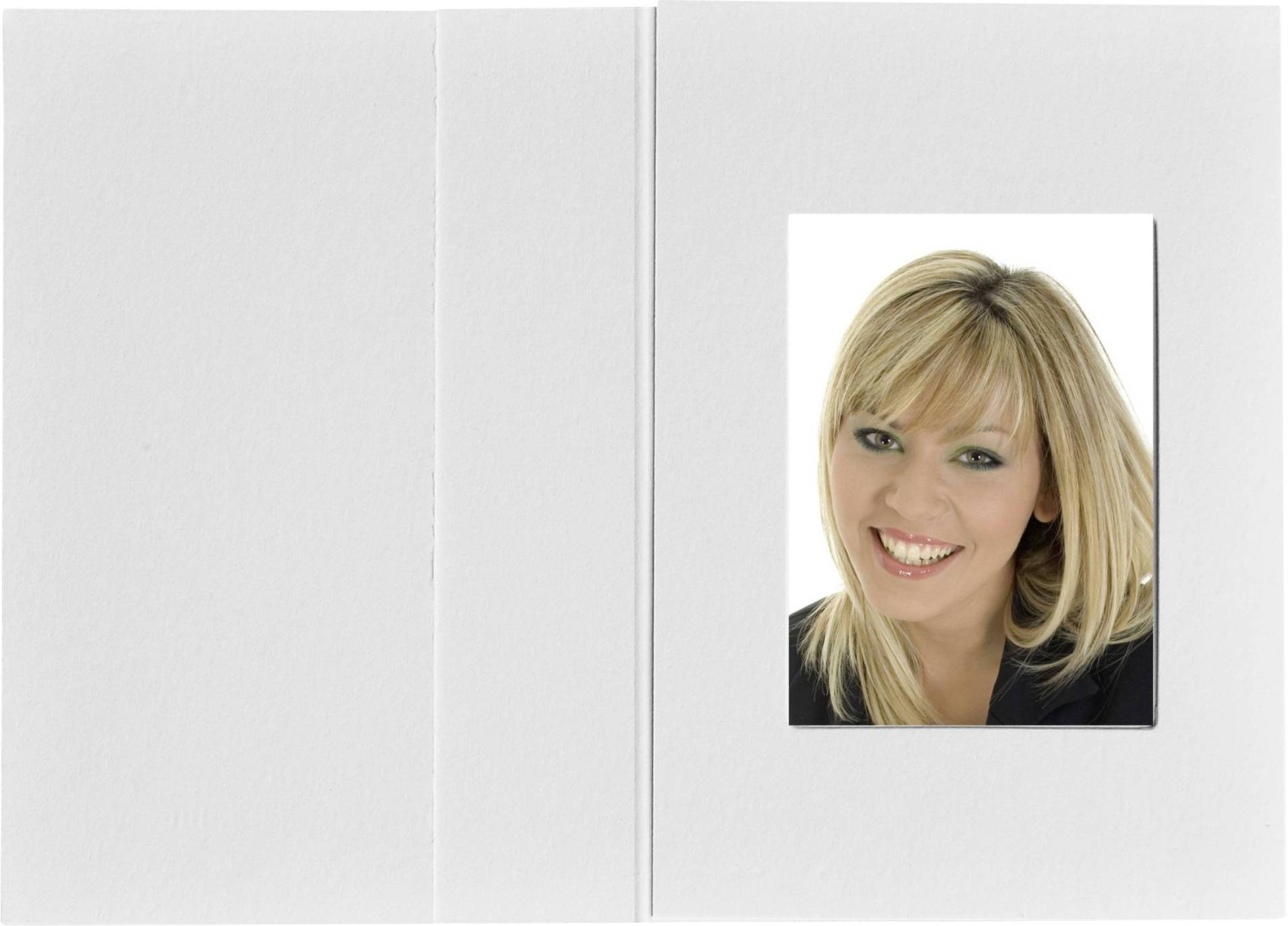 Eine lächelnde Person mit blonden Haaren auf einem Porträtfoto, das auf einer weißen, strukturierten Oberfläche platziert ist.