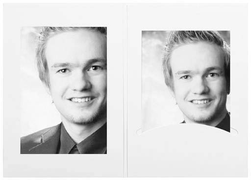 Zwei Schwarzweiß-Fotos eines jungen Mannes im Anzug, freundlich lächelnd, in einem Doppelrahmen.