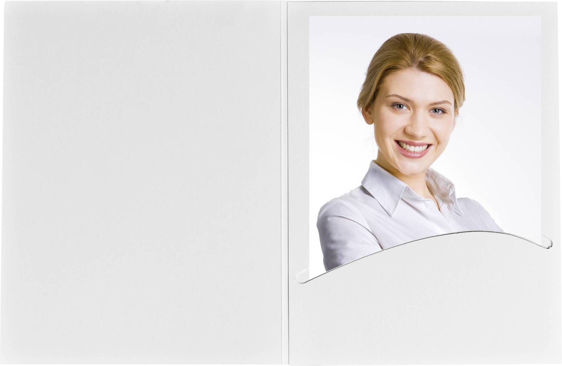 Eine lächelnde Person mit blondem Haar in einem weißen Hemd blickt direkt in die Kamera. Hintergrund ist weiß.