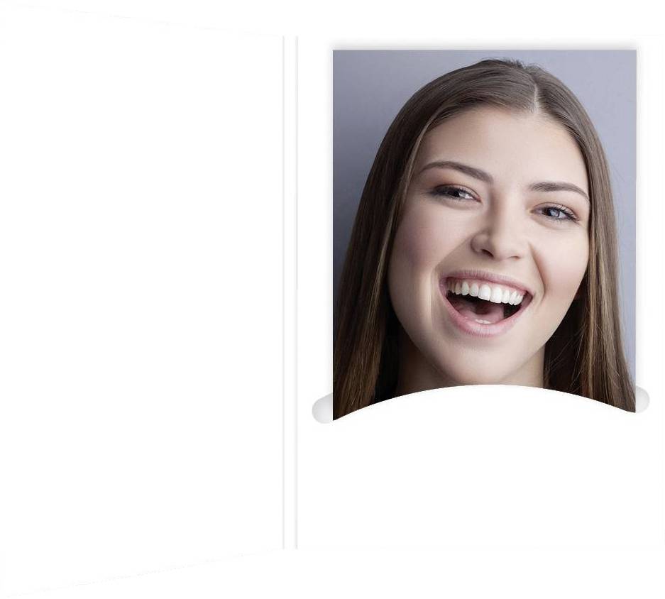 Eine fröhliche Frau mit langen braunen Haaren lacht in die Kamera.