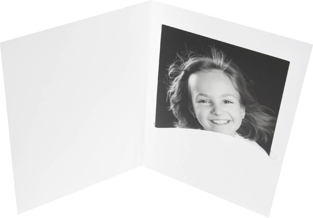 Foto einer lächelnden jungen Person in einem weißen, offenen Papierrahmen.