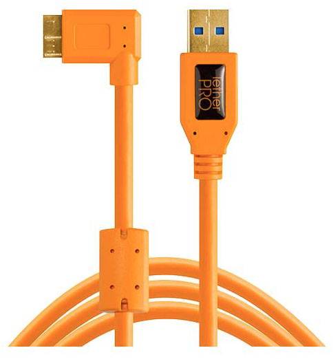 Ein orangefarbenes Datenkabel mit einem USB-Stecker und einem 90-Grad-Winkelstecker. Geeignet für den Daten- und Stromtransfer.